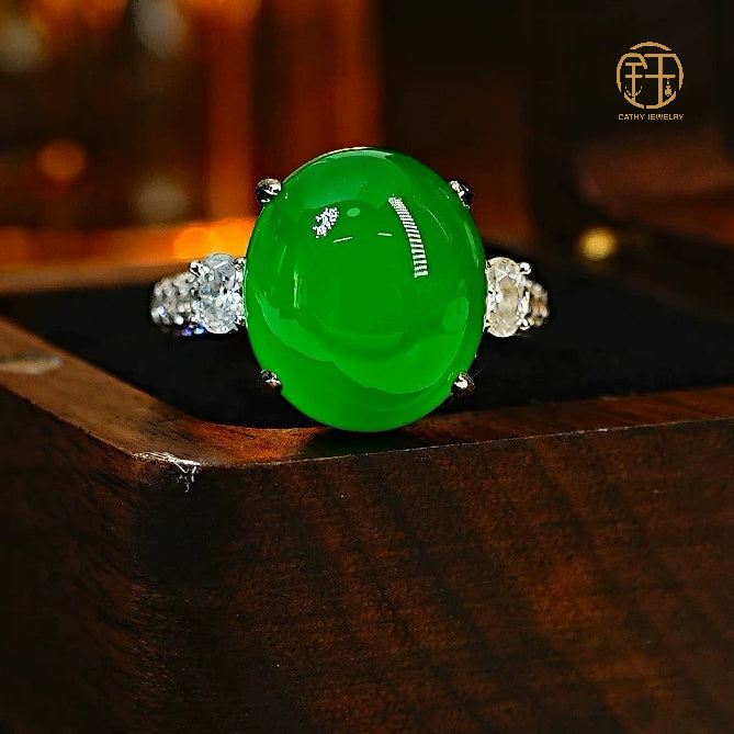 💚 Natural Green Chalcedony Oval “Pigeon Egg” Ring 💍